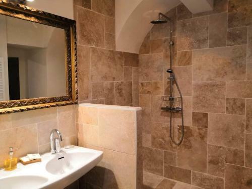 Bed & Breakfast Le 9 De Cour, Chambre Caouette