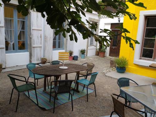 Bed & Breakfast Le 9 De Cour, Chambre Caouette