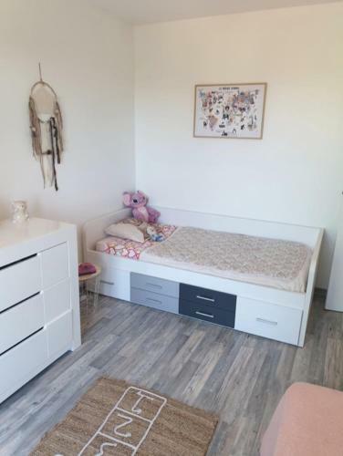 Bright 180 M With Garden-terrace And Pool