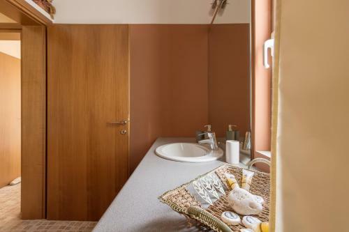 Bright And Spacious Apartment In Varkiza