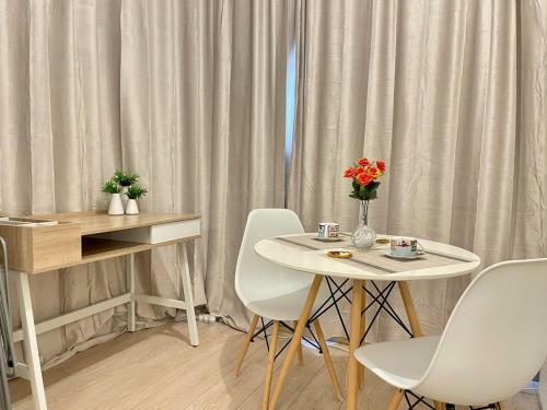 Elegant And Cozy Classic Room