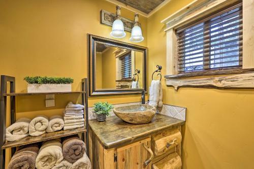 Apartamento Rustic Condo Fireplace, 2 Mi To State Park!