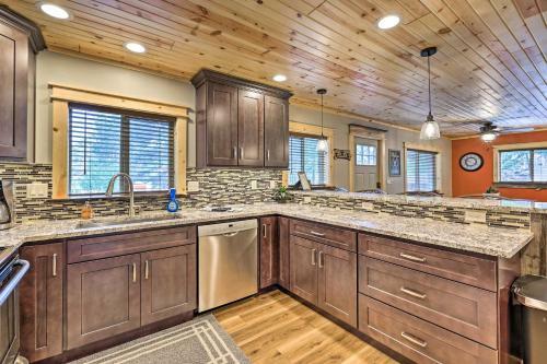 Apartamento Rustic Condo Fireplace, 2 Mi To State Park!