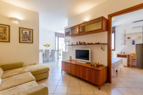 Roomy Apartment With Terrace & Parking
