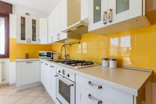 Roomy Apartment With Terrace & Parking