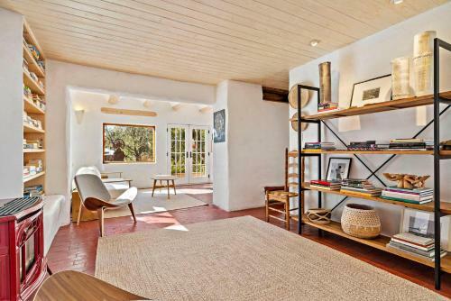 384 Calle Loma Norte
