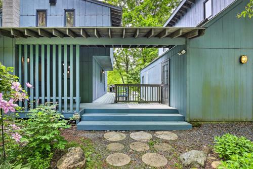 Hudson Valley Home With Lake Views And Kayaks