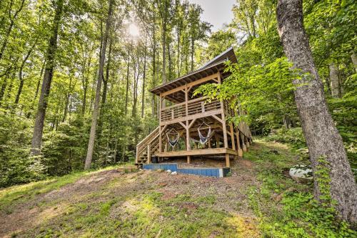 Darling 30-acre Cabin With Fire Pit And Balcony!