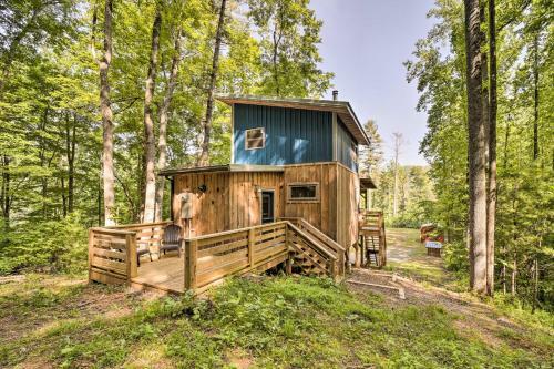 Darling 30-acre Cabin With Fire Pit And Balcony!