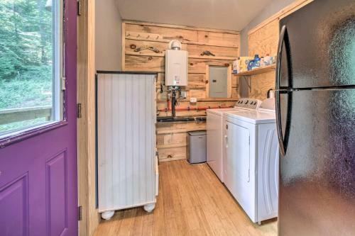 Darling 30-acre Cabin With Fire Pit And Balcony!