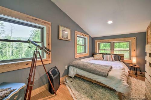 Darling 30-acre Cabin With Fire Pit And Balcony!