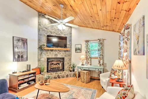 Quaint Murphy Cabin With Fire Pit And Forest View