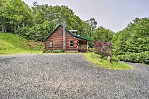 Cozy Newland Cabin With Deck, Fire Pit And Grill!
