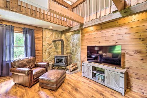 Cozy Newland Cabin With Deck, Fire Pit And Grill!