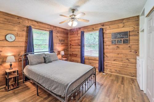 Cozy Newland Cabin With Deck, Fire Pit And Grill!