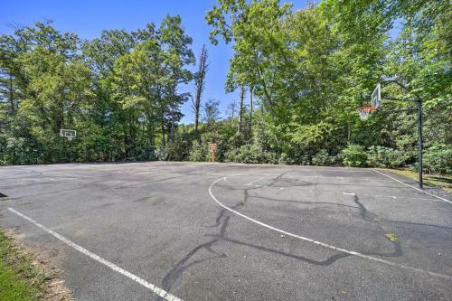 Charming Newland Apartment With Deck And Fire Pit