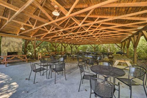 Charming Newland Apartment With Deck And Fire Pit