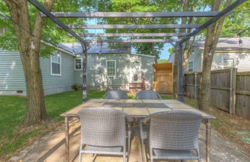 Pet Friendly- Quiet Neighborhood-2 Bedroom
