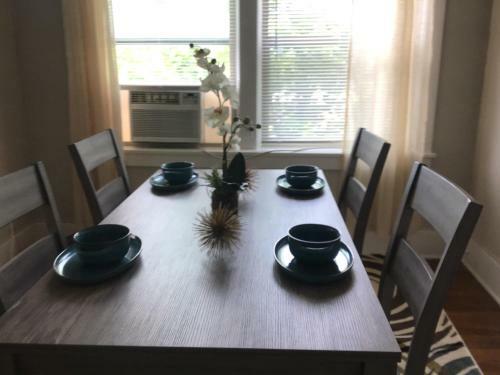 Cherry Street Vintage Apartment-free Parking!