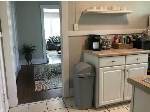 Cherry Street Vintage Apartment-free Parking!