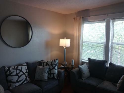 Cherry Street Vintage Apartment-free Parking!