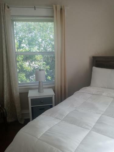 Cherry Street Vintage Apartment-free Parking!