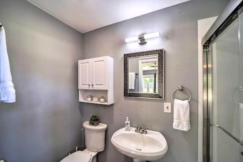 Evolve Airy Central Getaway With Porch And Backyard!