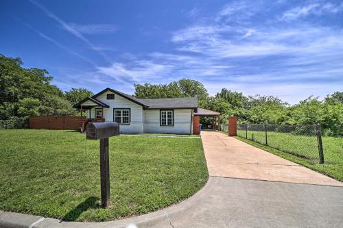Evolve Airy Central Getaway With Porch And Backyard!