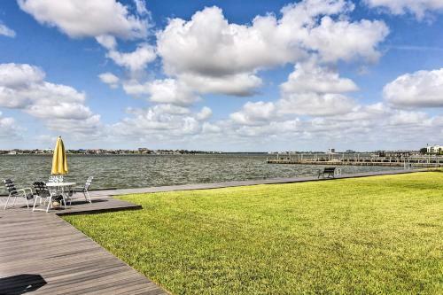 Apartamento Vibrant Seabrook Condo With Waterfront Pool!