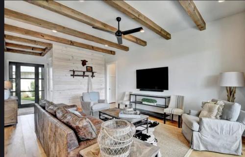 Villa Riverbend Farmhouse #7