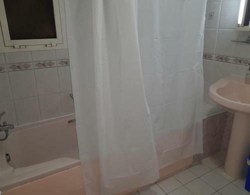 Family Room In A 10 Minutes Walk From Corniche Beach