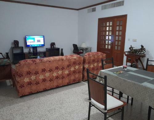 Family Room In A 10 Minutes Walk From Corniche Beach