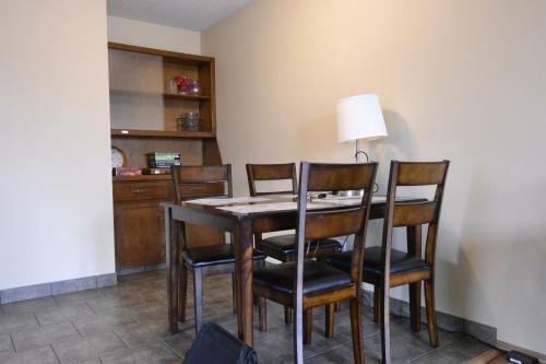 Apartamento 3-bedroom Half Duplex Main Floor Suite