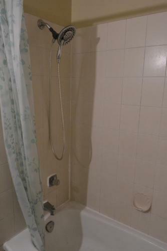 Apartamento 3-bedroom Half Duplex Main Floor Suite