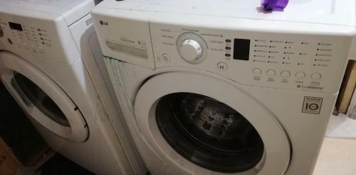 Apartamento 3-bedroom Half Duplex Main Floor Suite