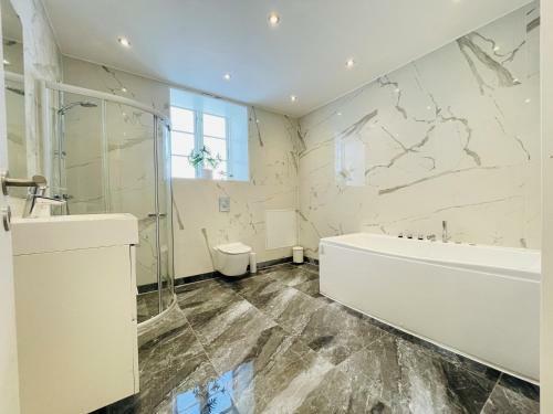 Aday - Luxurious 3 Bedroom - Modern Living Apartment
