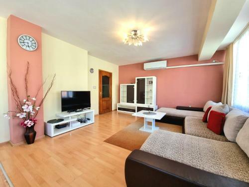 Sunny View - Seaside Apartment With Garage