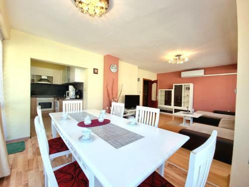 Sunny View - Seaside Apartment With Garage
