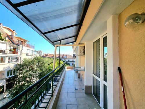 Sunny View - Seaside Apartment With Garage