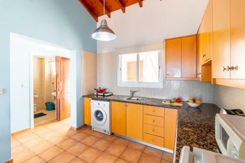 Kate's Latchi Beachfront Apartment 104 By Ezoria