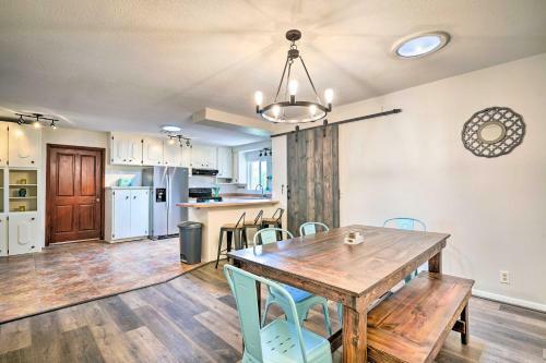 Vibrant Family Home With Grill, Walk Downtown!