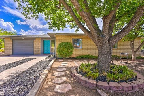Vibrant Family Home With Grill, Walk Downtown!