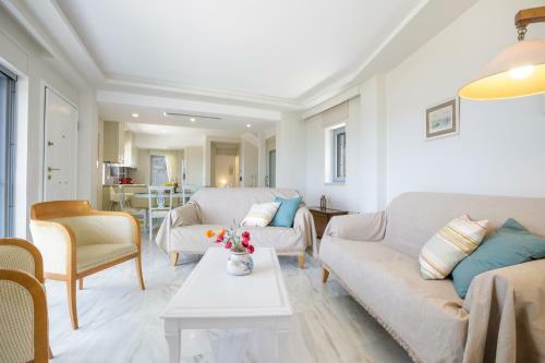 Villa Bay's Balcony Verga