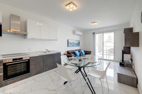 Splendid 2br Apartment, Steps To St Georges Bay