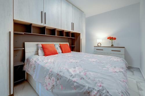 Splendid 2br Apartment, Steps To St Georges Bay