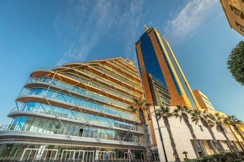 Splendid 2br Apartment, Steps To St Georges Bay
