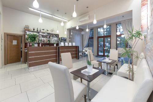 Hostal Valensija Studio Apartment Hotel