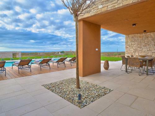 Enticing Holiday Home In Brtonigla With Jacuzzi