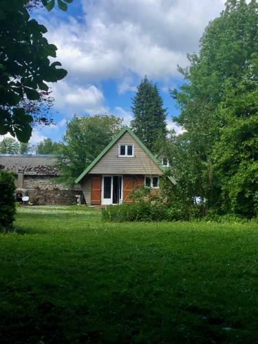 Chalets Dans La Parc D'un Manoir Du Xix�me Si�cle