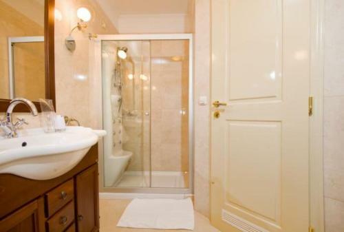 Hostal Apartments And Rooms Beachfront Luxury Condos